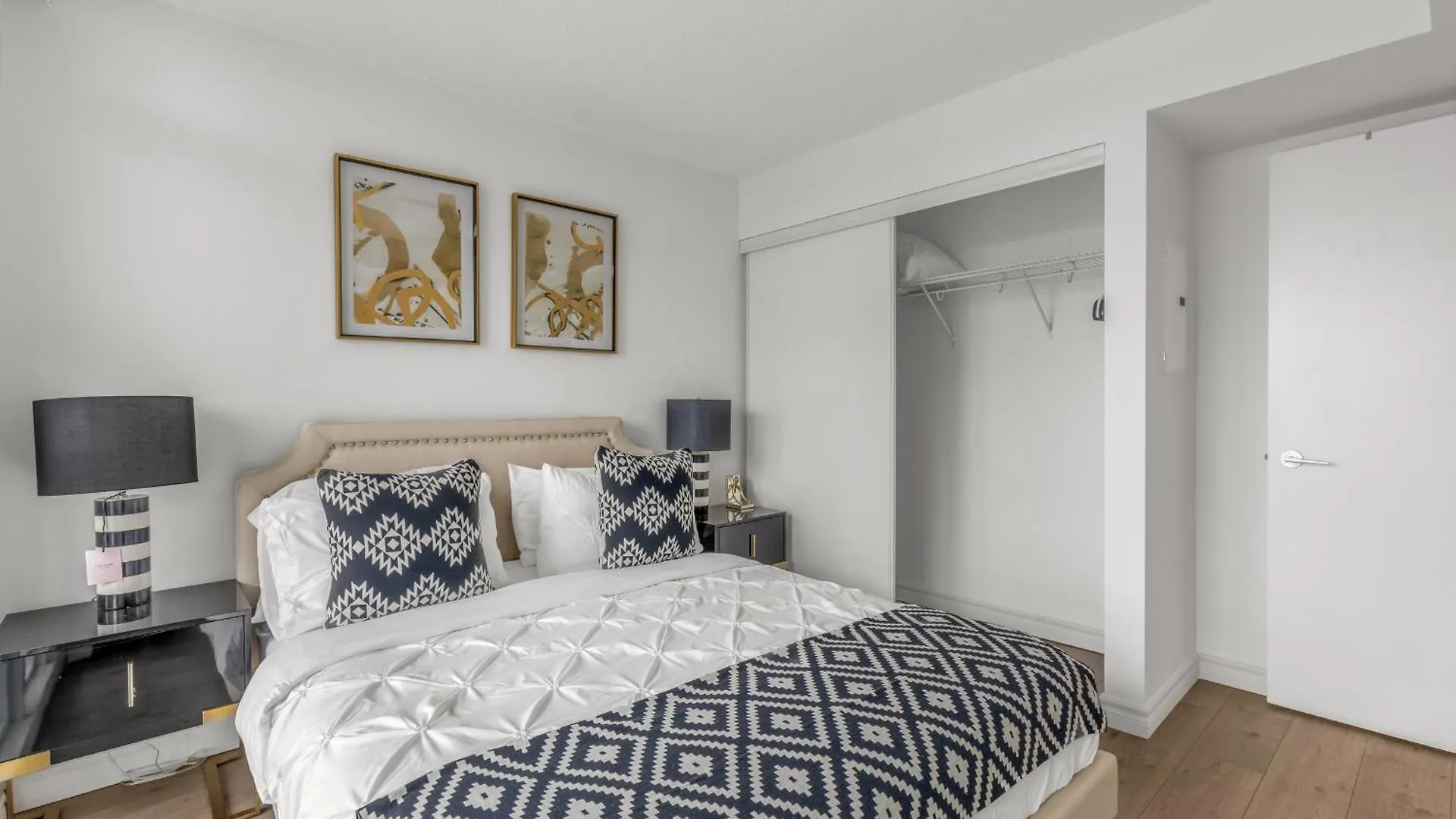 Beautiful 2 Bedroom Downtown Toronto Condo 0*,  Kanada