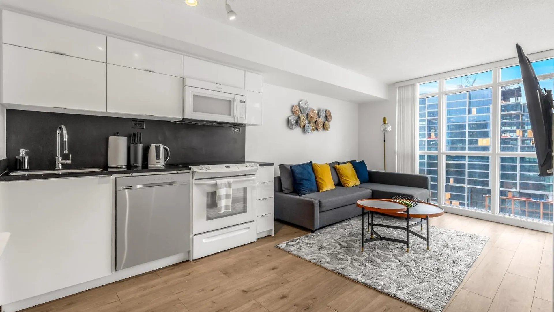 Beautiful 2 Bedroom Downtown Toronto Condo Apartmán