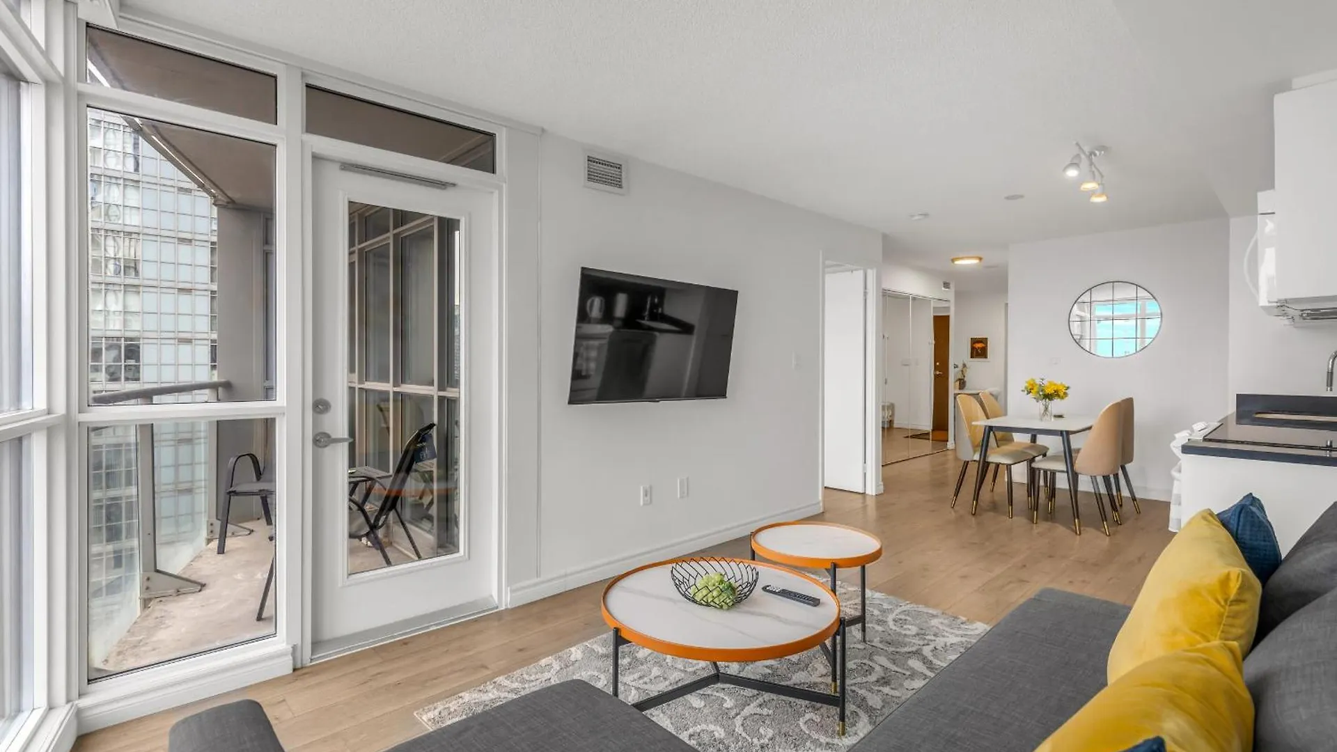Beautiful 2 Bedroom Downtown Toronto Condo Kanada