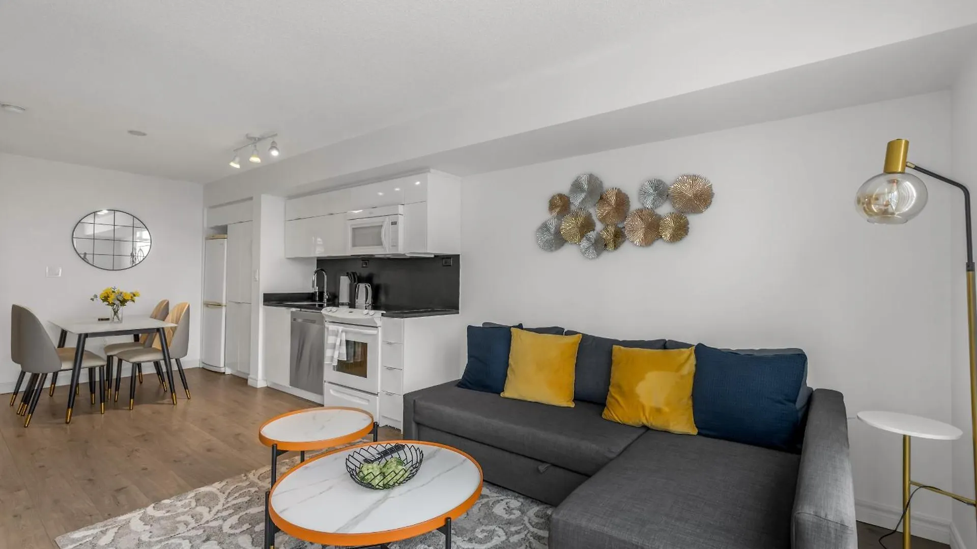 Beautiful 2 Bedroom Downtown Toronto Condo 0*,  Kanada
